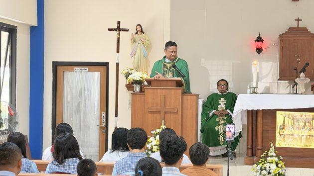 RD. Herman Yoseph Babey saat berhomili di Gereja IPDN Praya.
